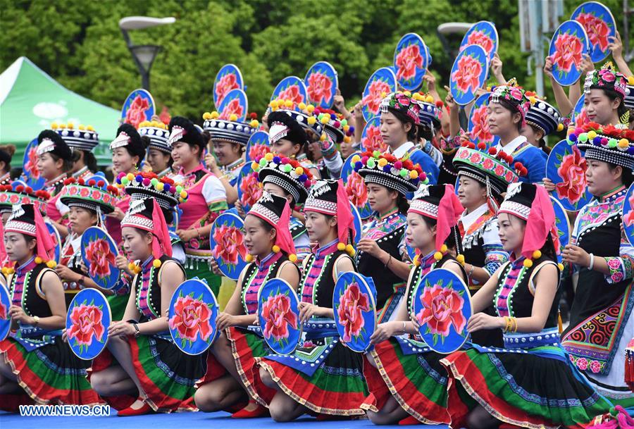 CHINA-YUNNAN-TRADITIONAL COSTUMES (CN)