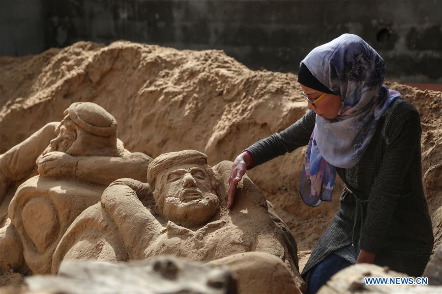 MIDEAST-GAZA-SAND SCULPTURES-WOMAN