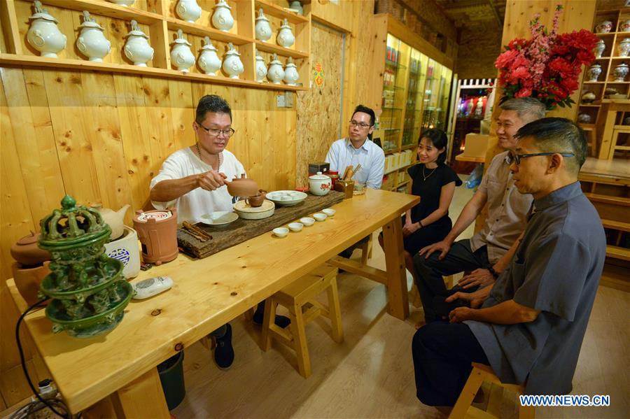 MALAYSIA-KUALA LUMPUR-TEA MASTER