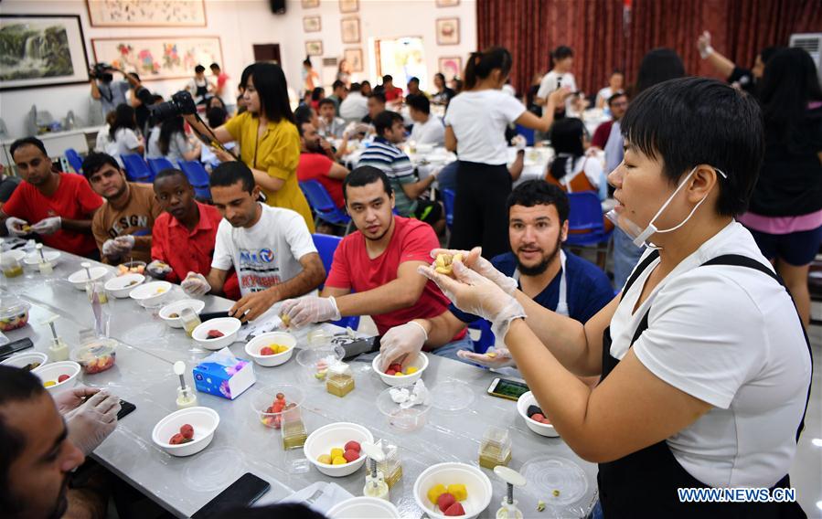 CHINA-HAINAN-HAIKOU-OVERSEAS STUDENTS-MID-AUTUMN FESTIVAL (CN)