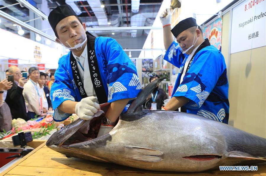 (CIIE)CHINA-SHANGHAI-CIIE-FOOD-JAPAN-TUNA DISINTEGRATING SHOW (CN)