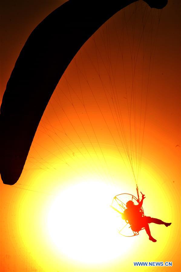 KUWAIT-AL AHMADI-PARAGLIDER-SUNSET