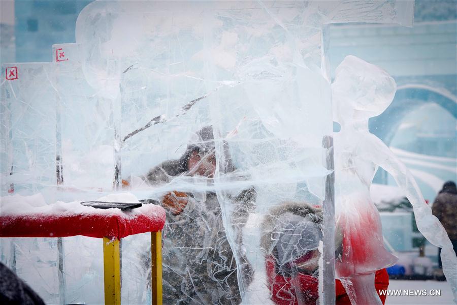 CHINA-HEILONGJIANG-HARBIN-ICE SCULPTURE (CN)