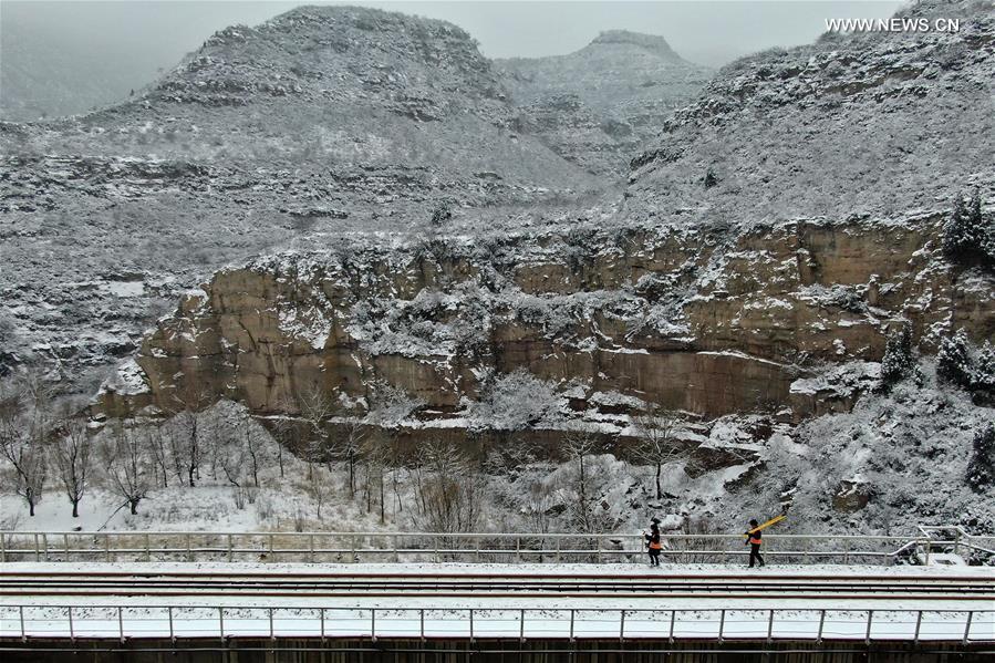 CHINA-SHANXI-RAILWAY MAINTENANCE-COUPLE (CN)