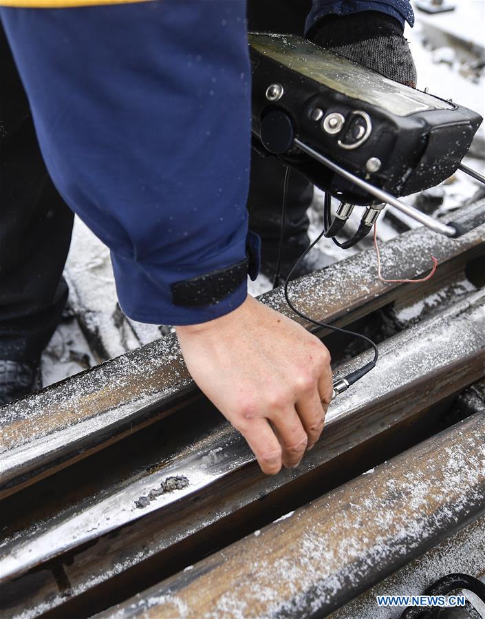 CHINA-CHANGCHUN-SPRING FESTIVAL TRAVEL RUSH-RAILWAY-WORKER (CN) 