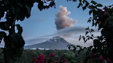 锡纳朋火山：电光火石