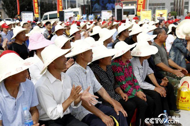 活动现场，农户们听讲很认真