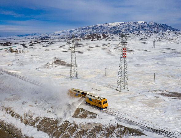 护路风雪中