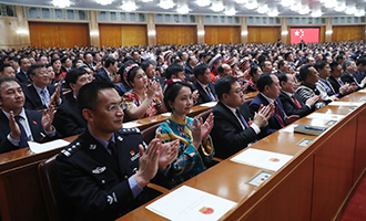 十三届全国人大一次会议举行第七次全体会议